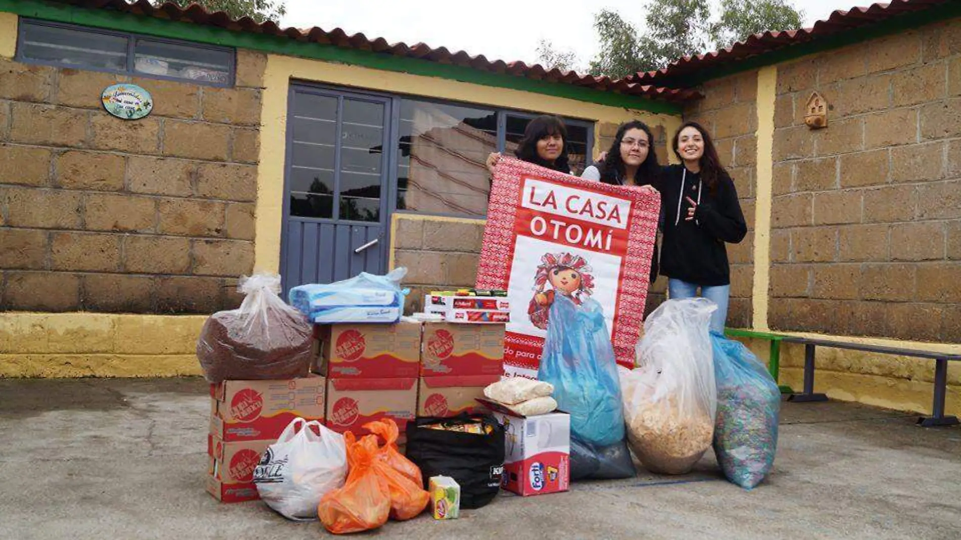 Estudiantes de Química de la UAQ acudieron a llevar alimentos a La Casa Otomí.